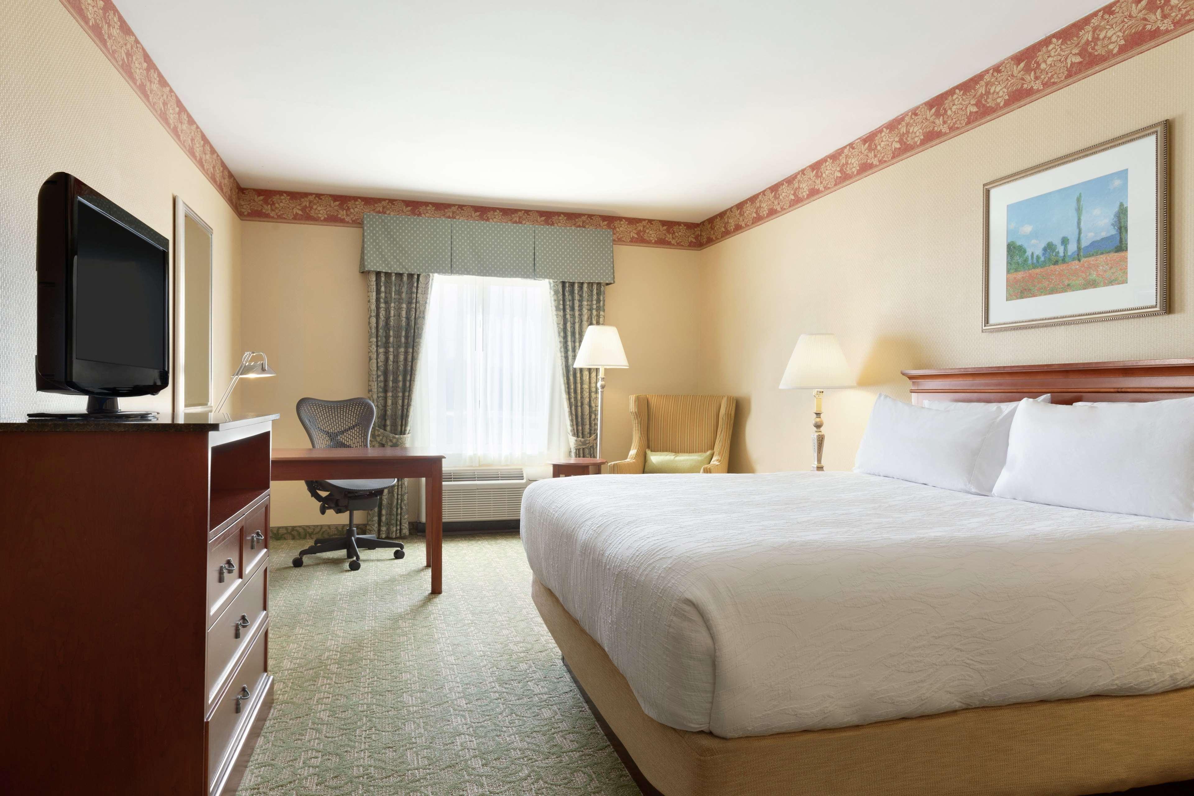Hilton Garden Inn Fairfax Exterior photo