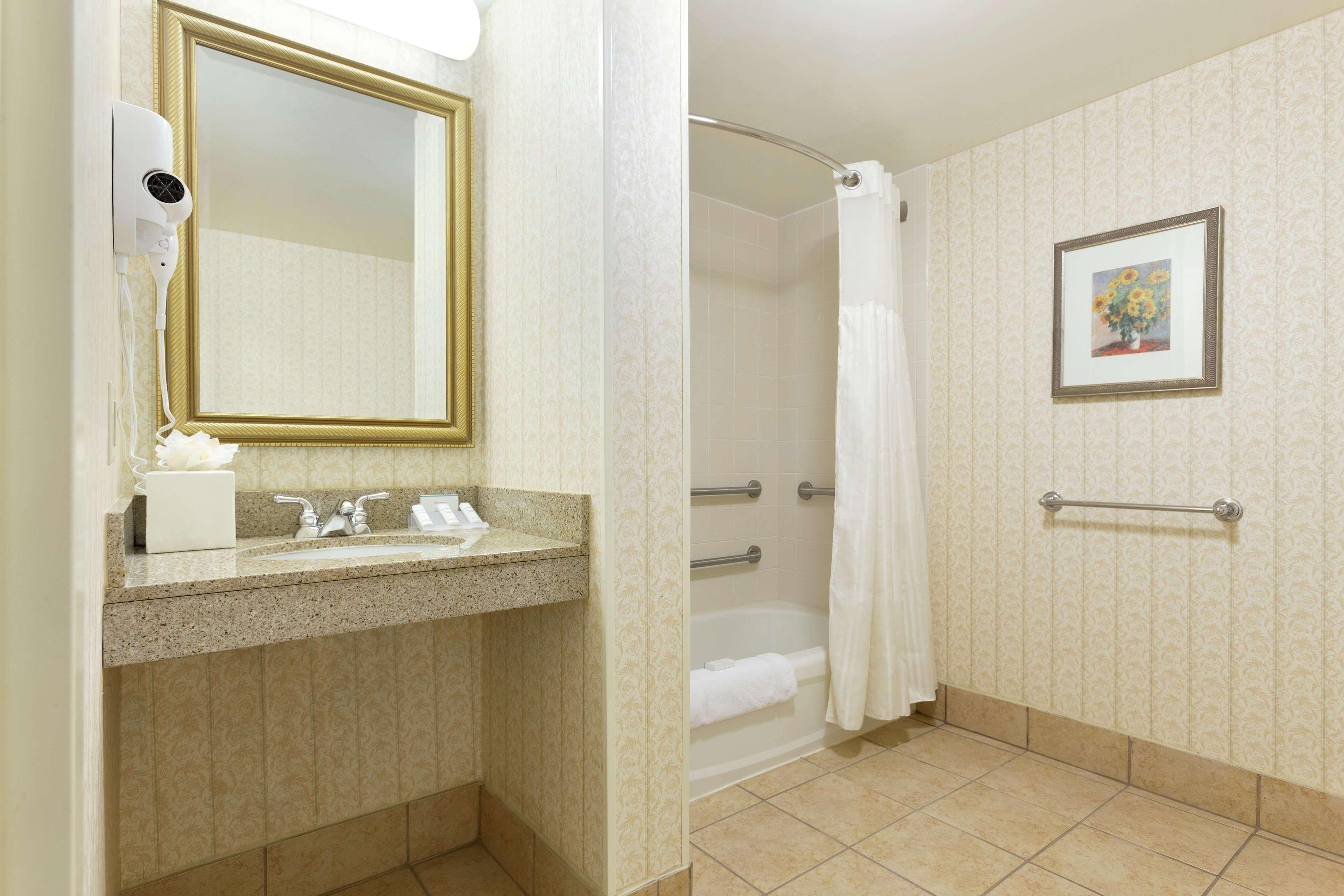 Hilton Garden Inn Fairfax Exterior photo