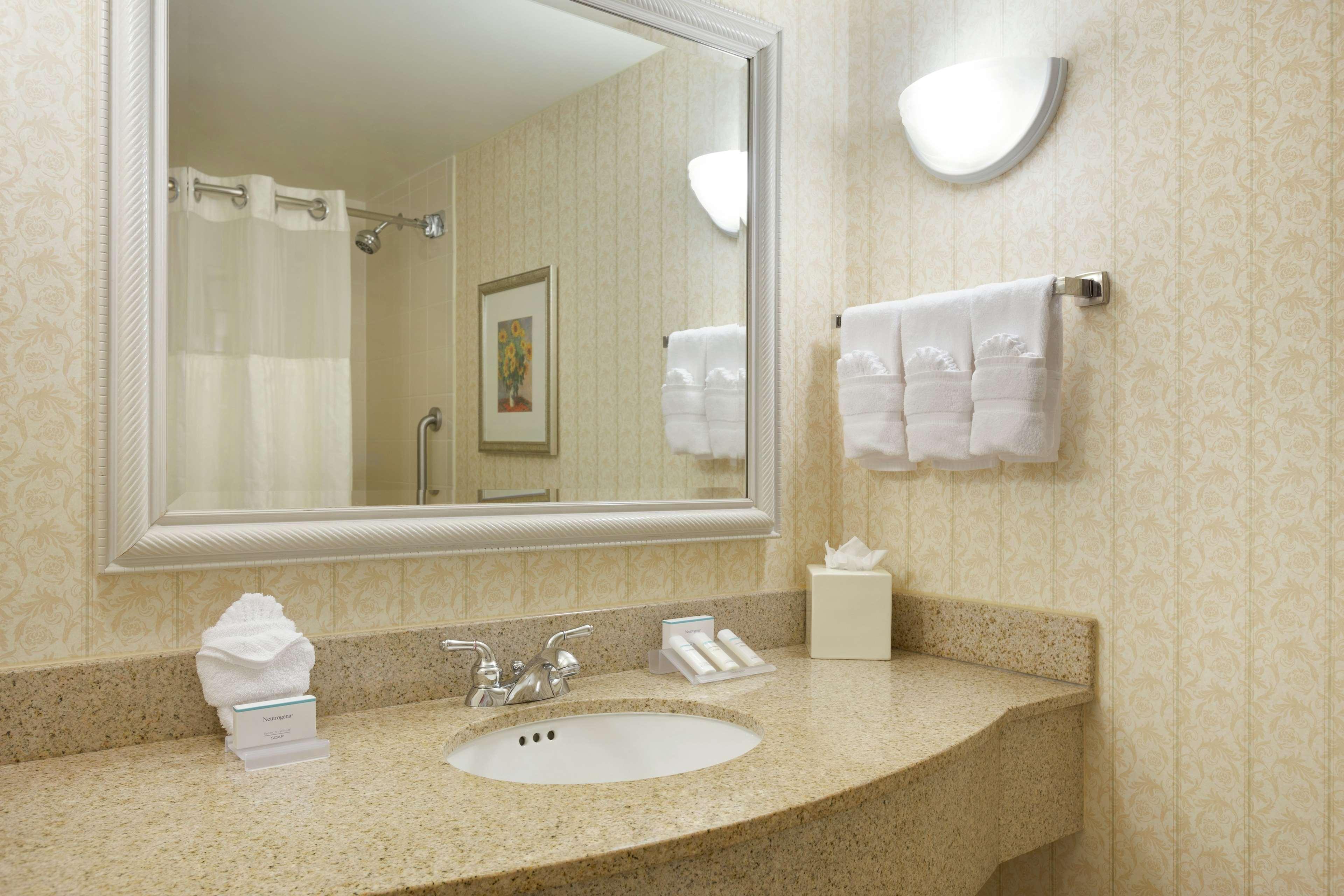 Hilton Garden Inn Fairfax Exterior photo