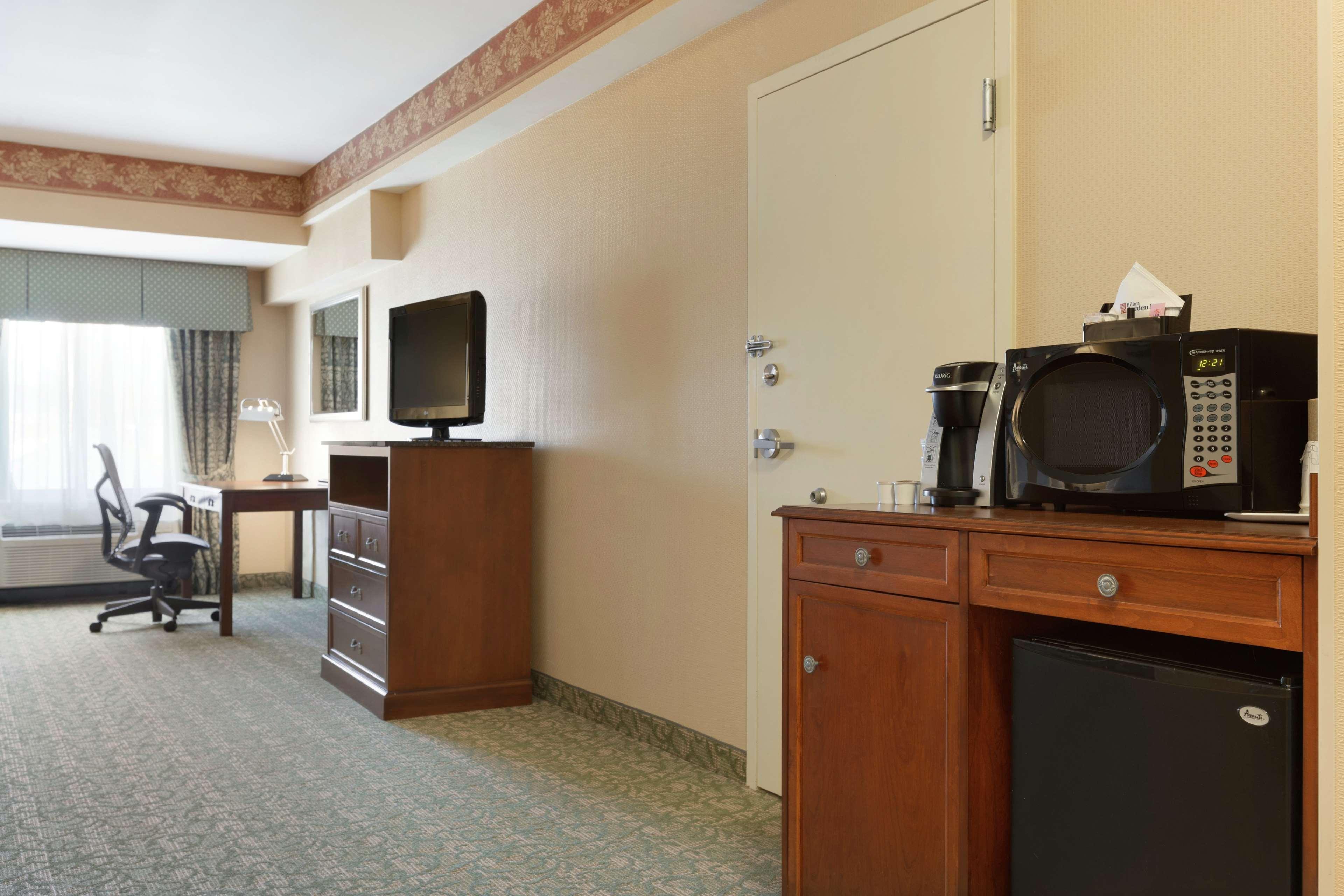 Hilton Garden Inn Fairfax Exterior photo